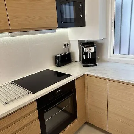 Comfortable In Center With Private Parking Garage Apartamento *