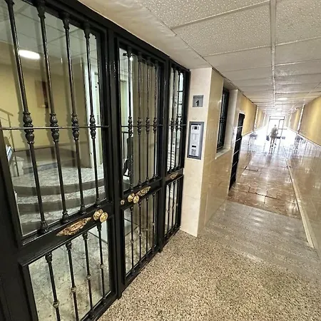 Comfortable In Center With Private Parking Garage Apartamento