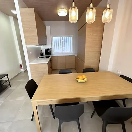 Comfortable In Center With Private Parking Garage Apartamento *